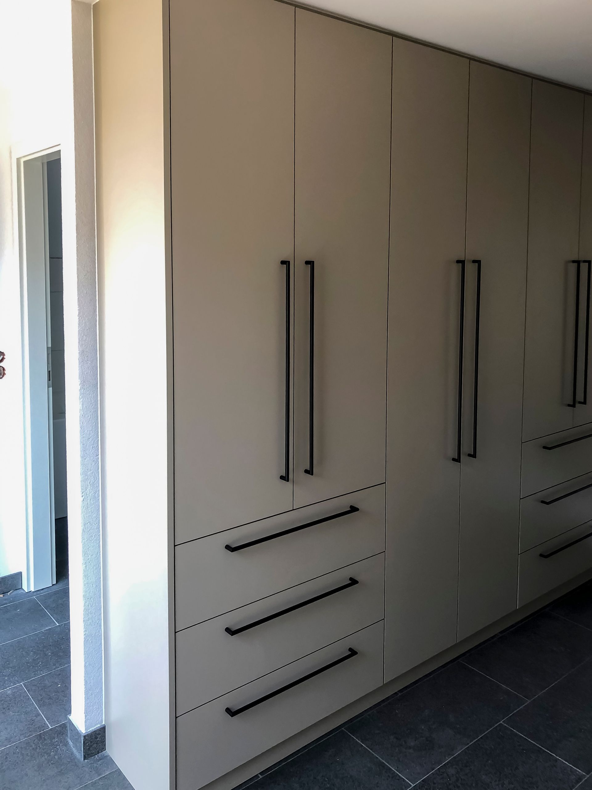 Ein Raum mit vielen Schränken und Schubladen