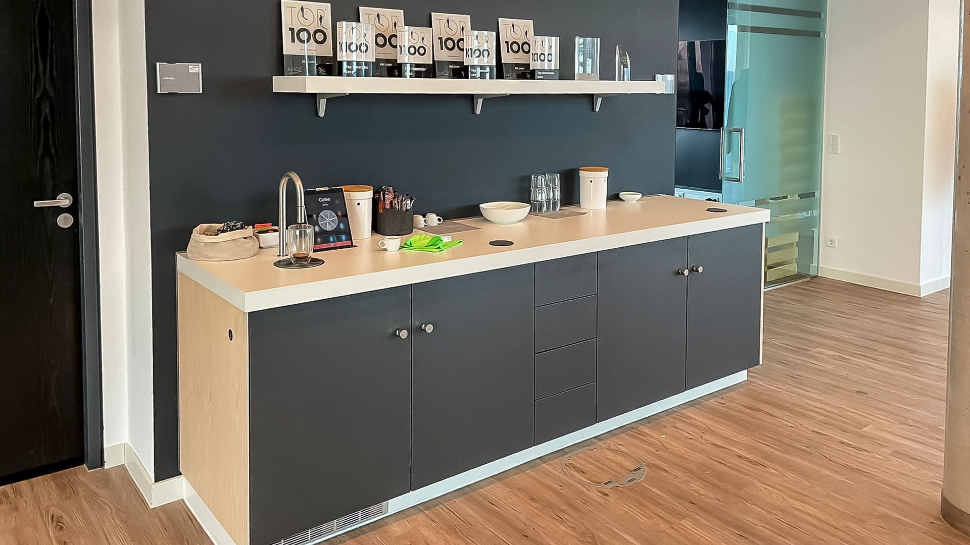 Eine Küche mit Spüle, Schränken und einem Regal.