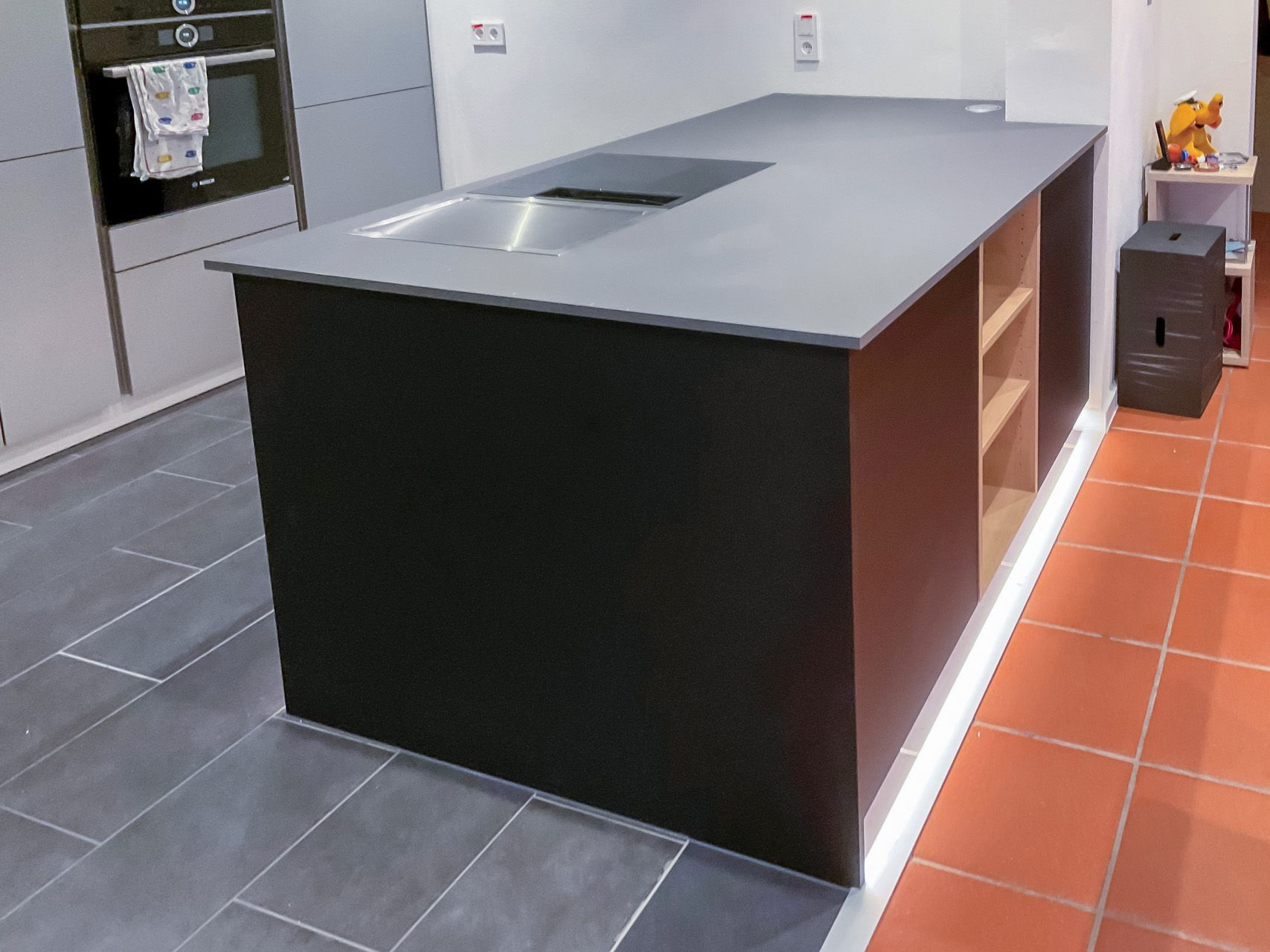 Eine Küche mit einer großen Kochinsel und einer Spüle