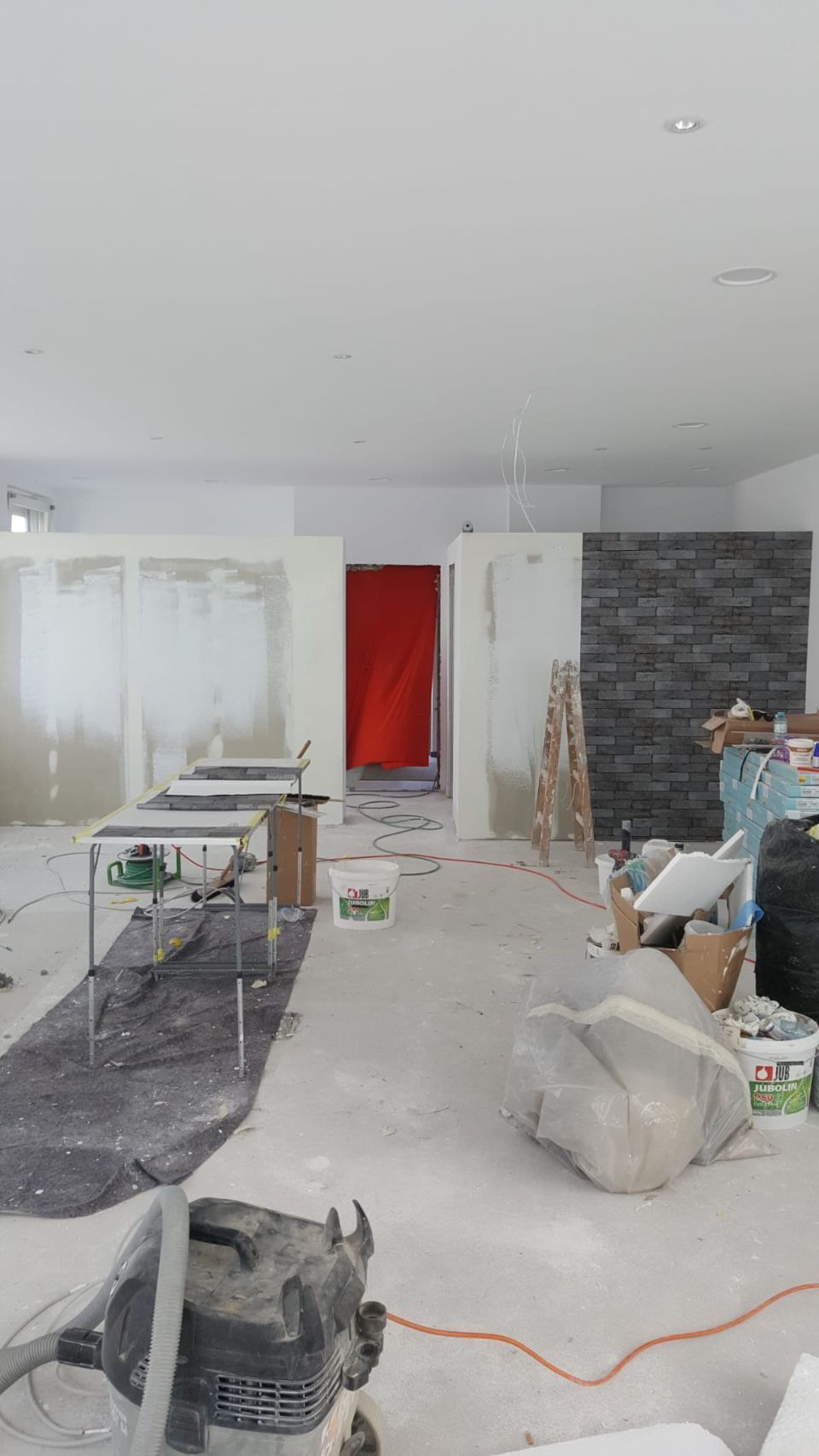 grosser Wohnraum während Renovierungsarbeiten durch Sunshine Maler