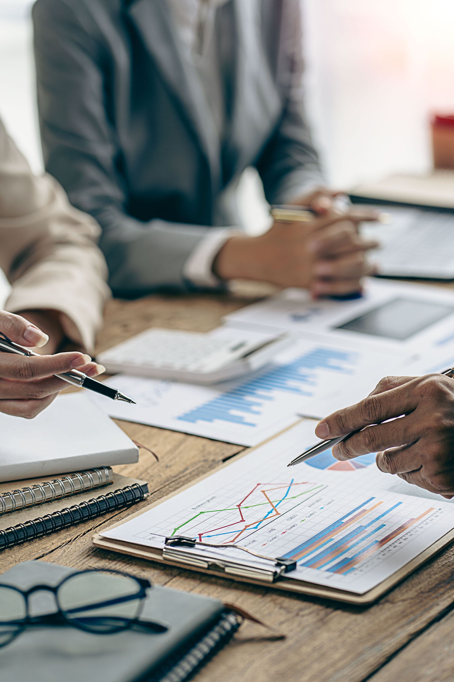 Des personnes examinent des graphiques comportant des données et des diagrammes colorés.