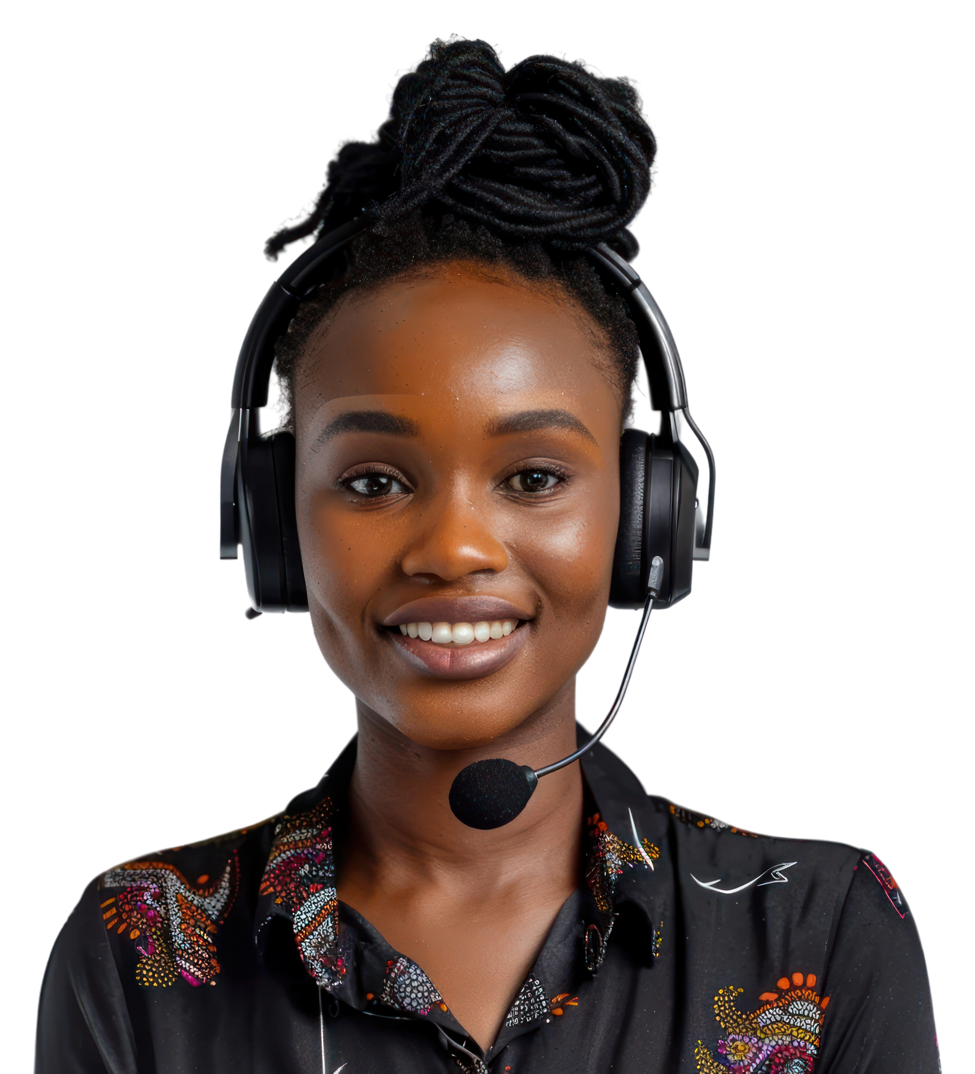 Une femme portant un casque audio sourit à la caméra. Elle est vêtue d'une chemise sombre à motifs colorés et ses cheveux sont relevés.