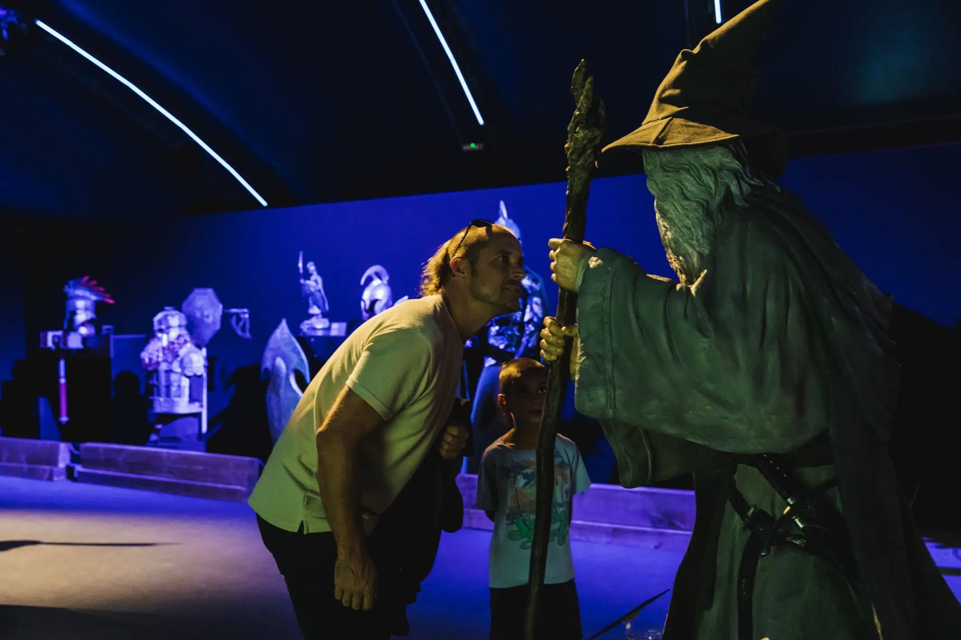 Un hombre está besando una estatua de un mago.
