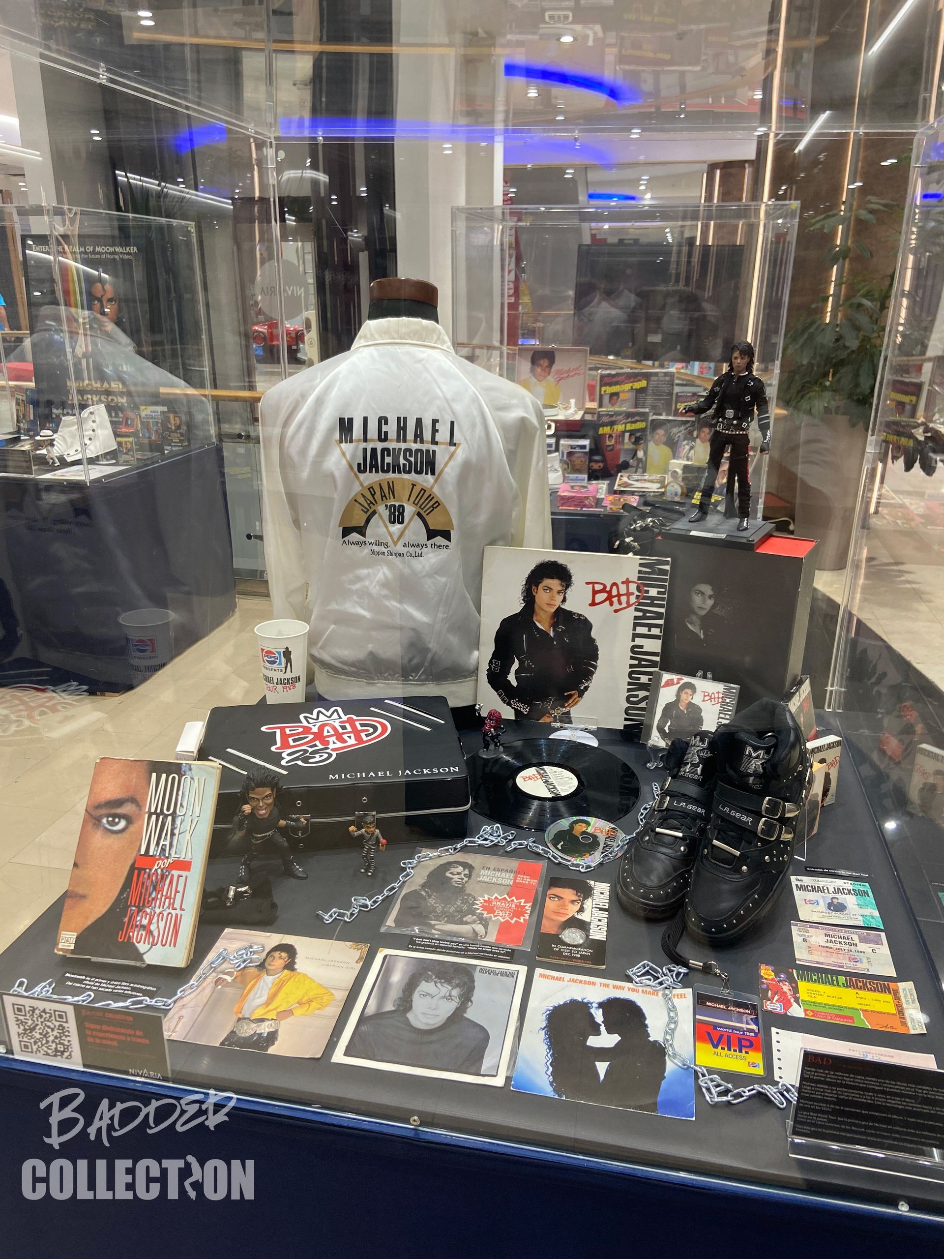 Una exhibición de recuerdos de Michael Jackson en el escaparate de una tienda.