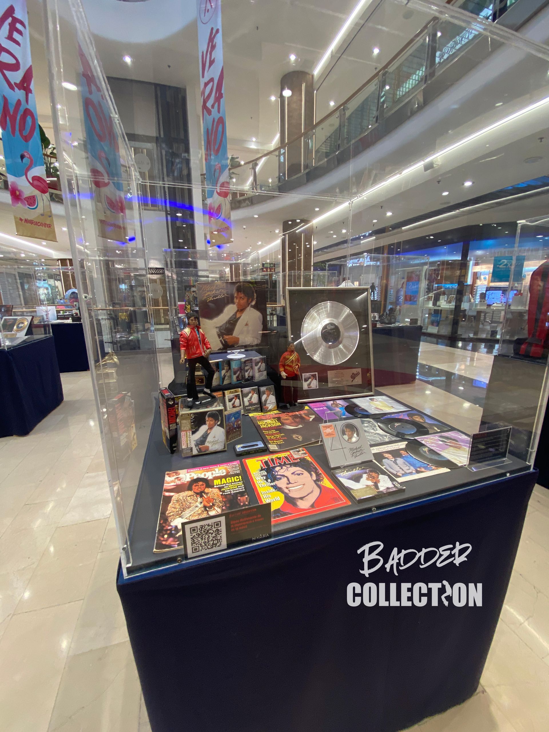 Una vitrina en un centro comercial llena de diversos artículos.