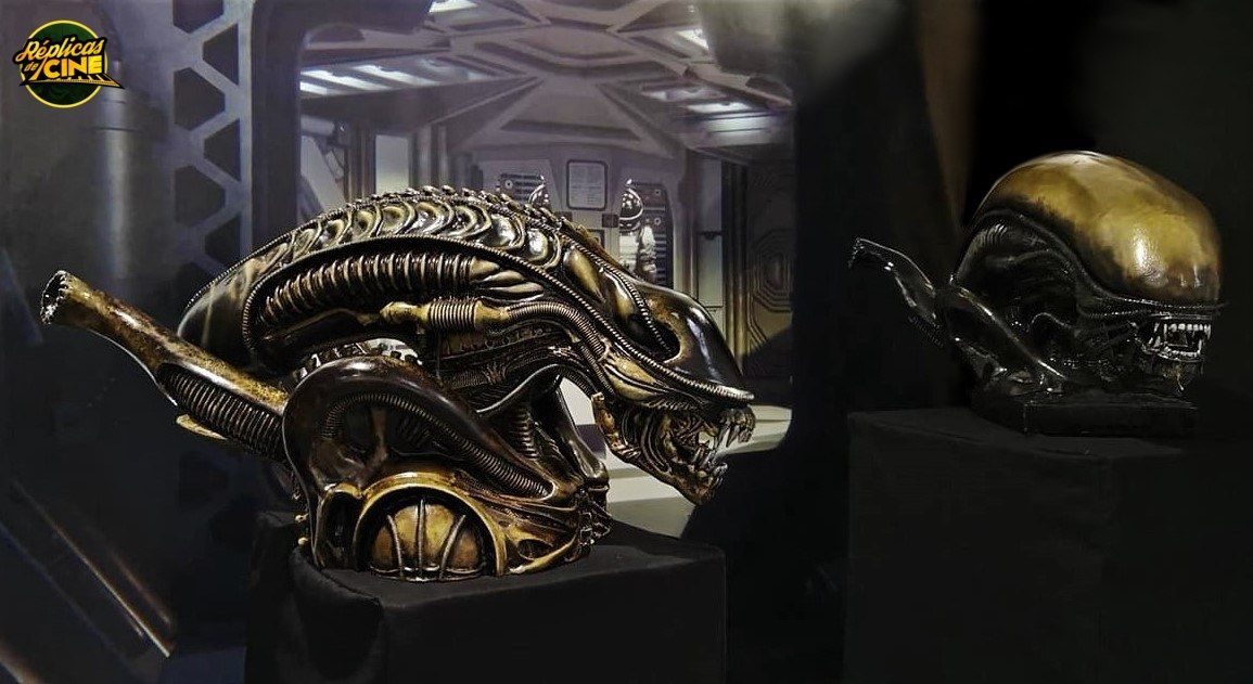 Una estatua de una cabeza de extraterrestre está sentada sobre una mesa.