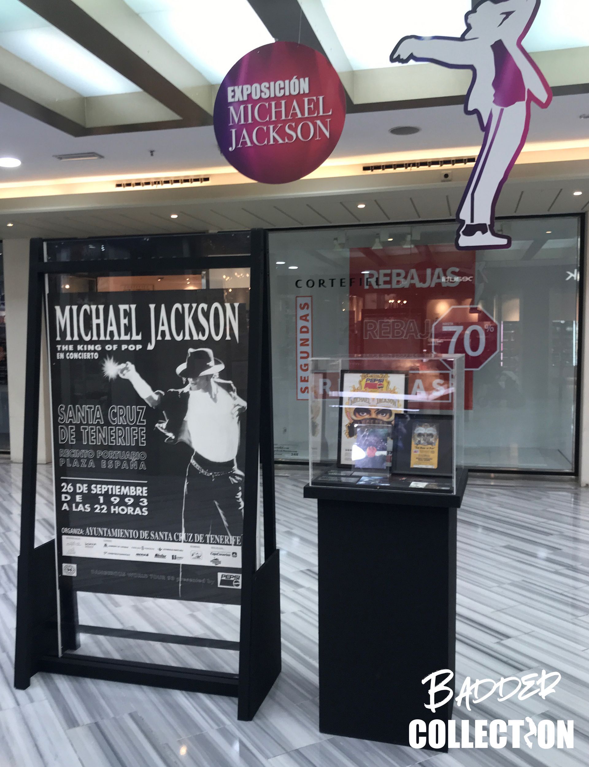 Un póster de Michael Jackson se exhibe en una tienda.