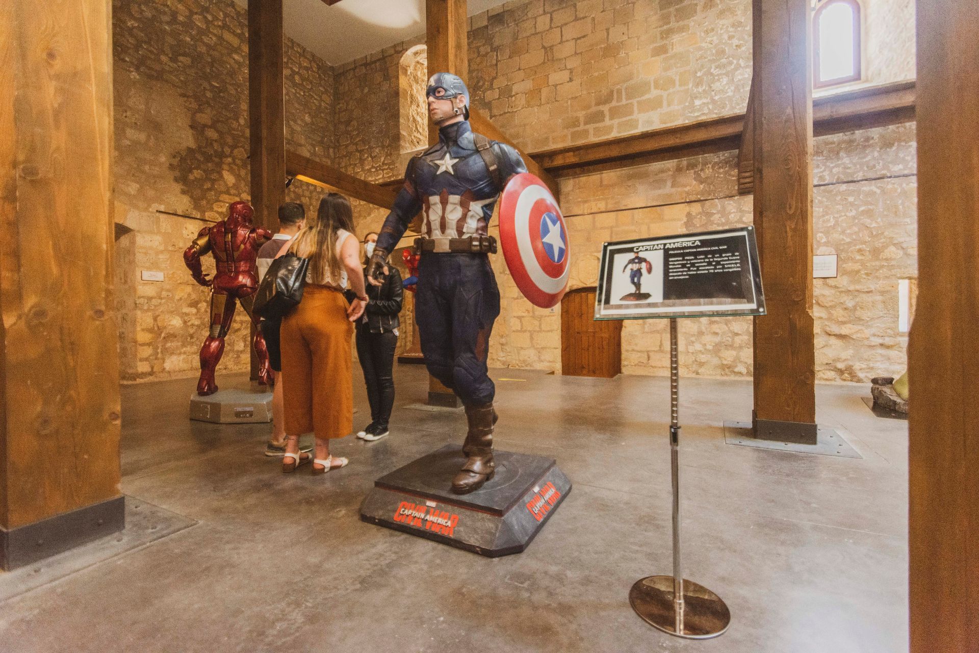 Una estatua del Capitán América sosteniendo un escudo en una habitación.