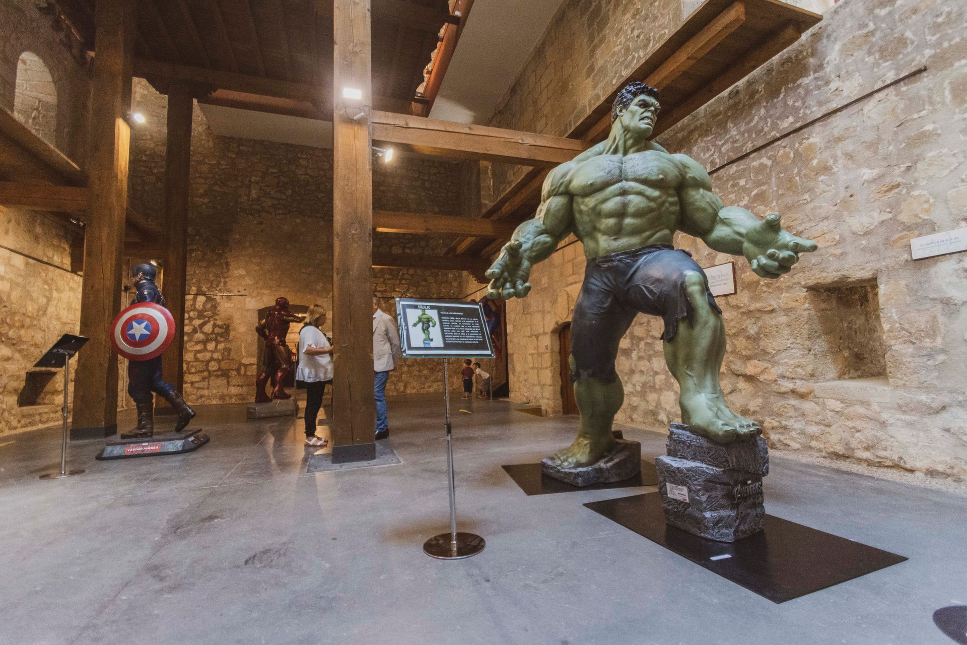 Una estatua de Hulk está en un museo al lado de una estatua del Capitán América.