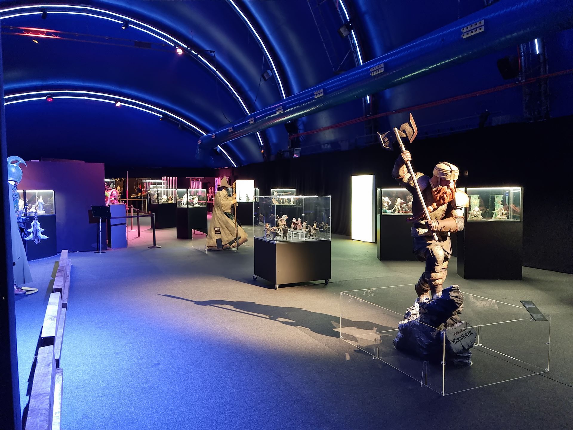 Una gran habitación con una estatua en el medio.