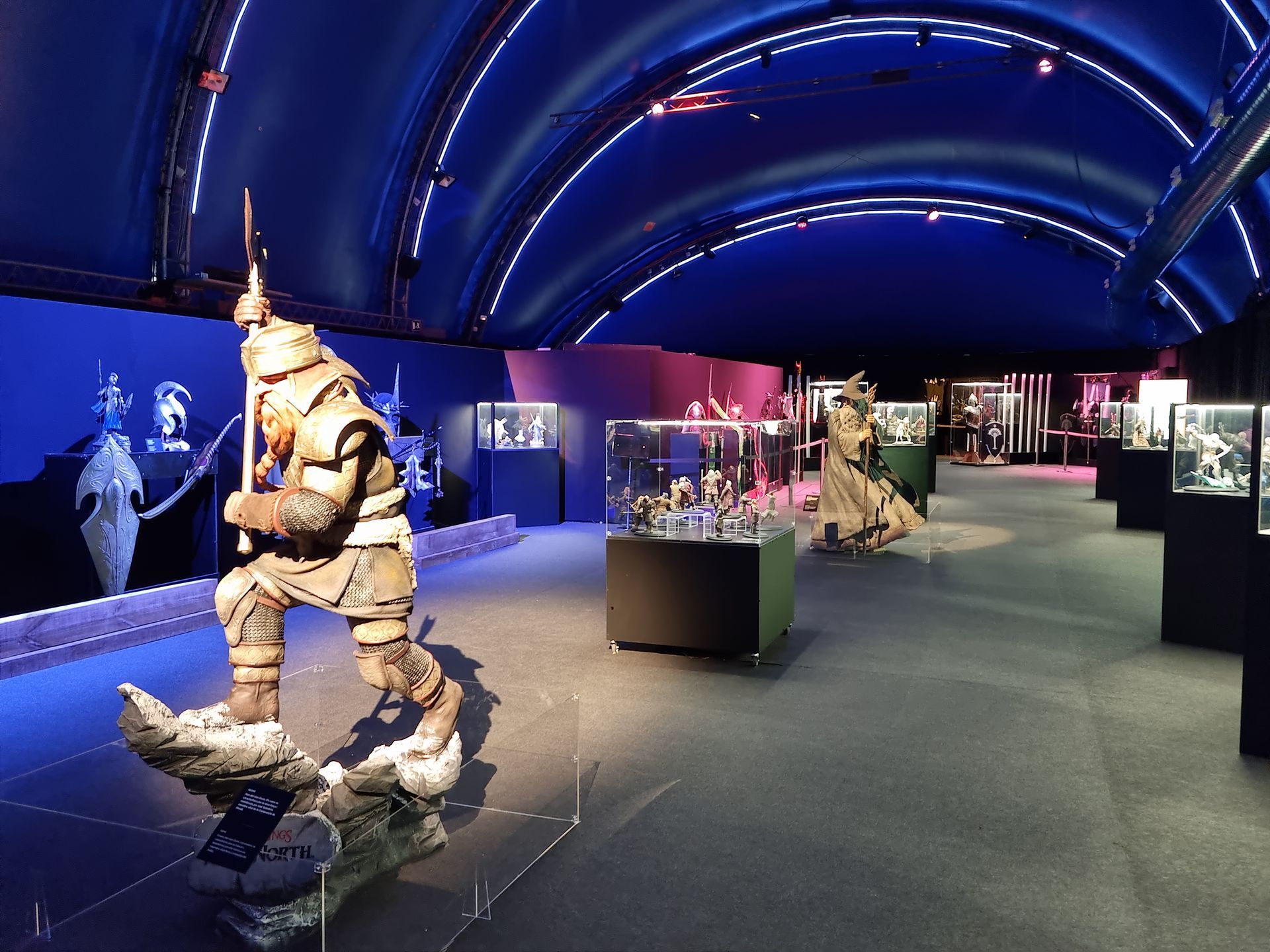 Un museo con un techo azul y una estatua de un guerrero.