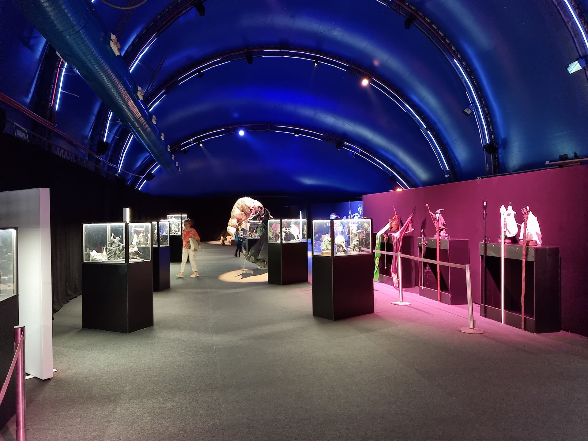 Una habitación grande con techo azul y luces violetas.