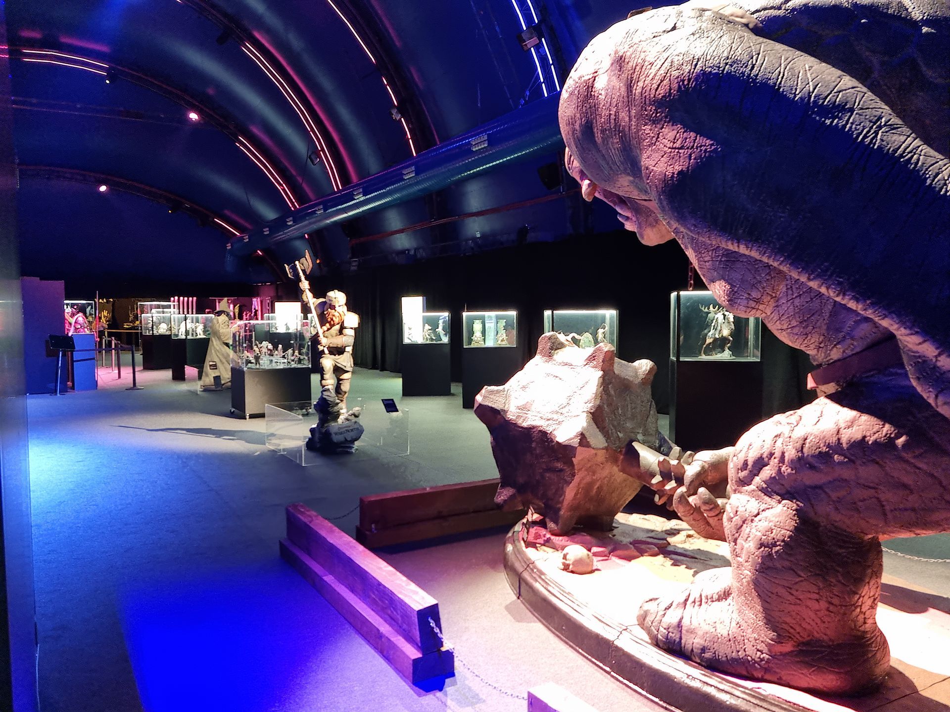 Una estatua de un hombre sosteniendo una piedra en un museo.