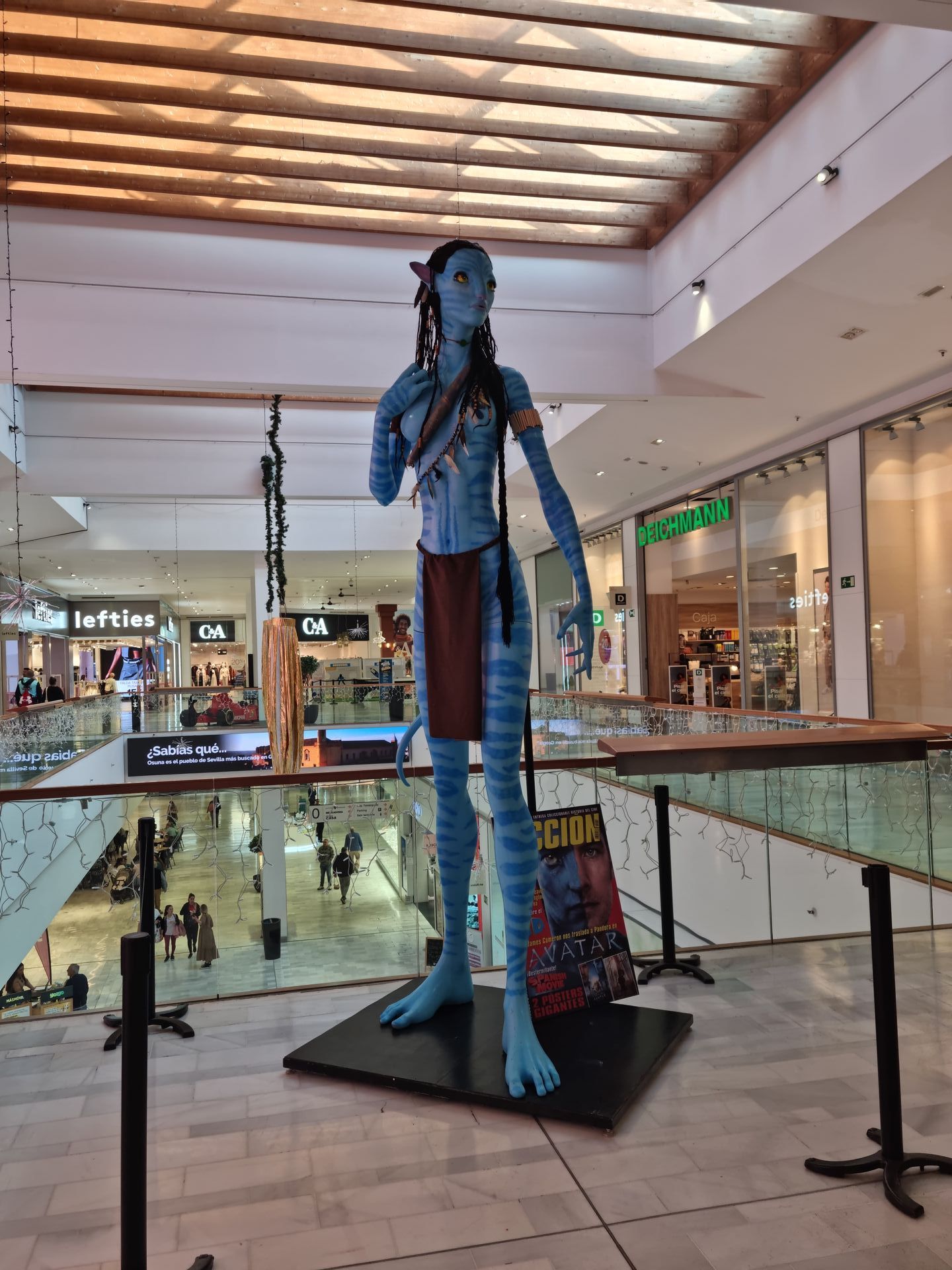 Una estatua de Avatar está en un centro comercial.