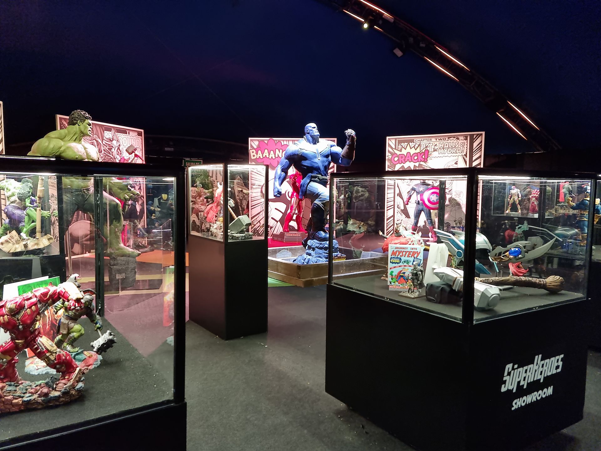 Una exhibición de figuras de acción que incluyen a Hulk y al Capitán América.