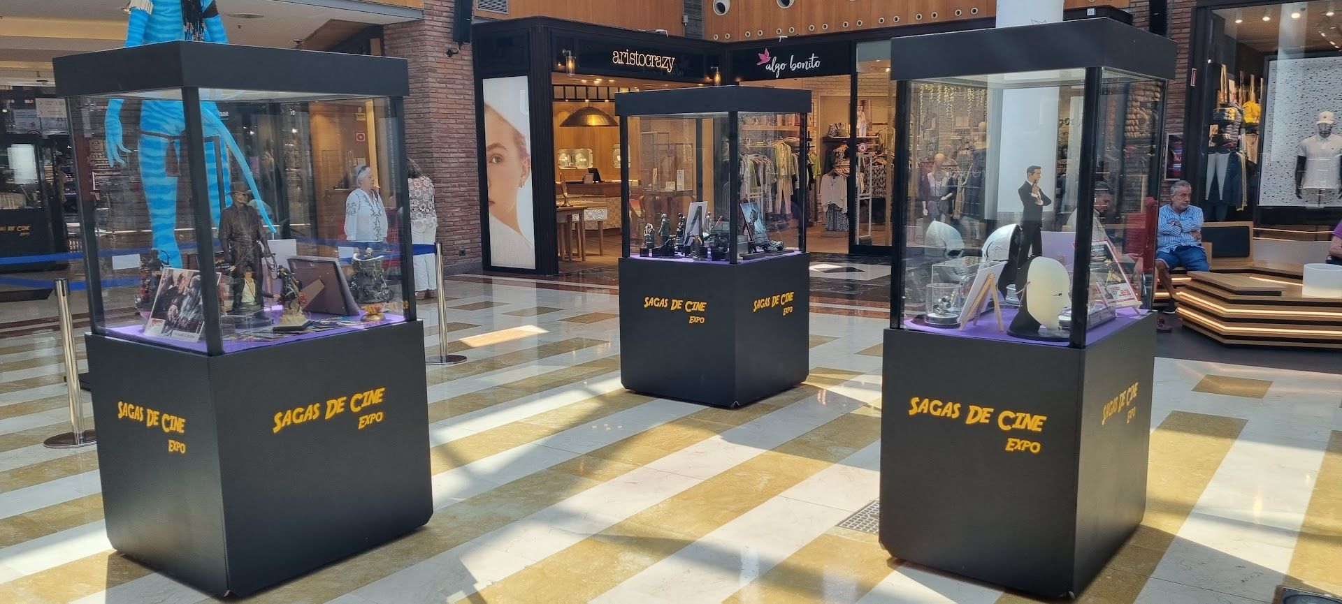 Un grupo de vitrinas se encuentran en un centro comercial.