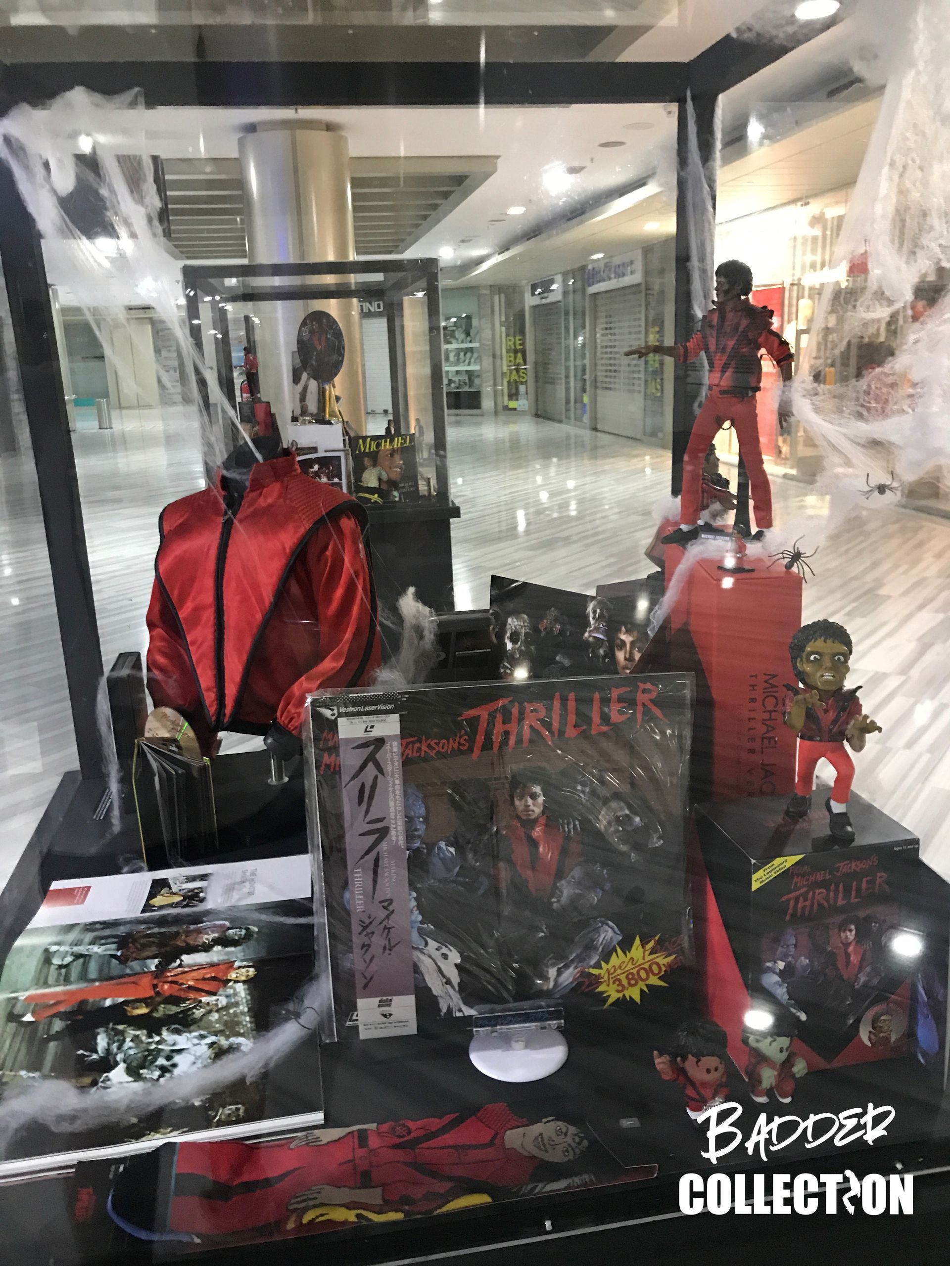 Una vitrina llena de una variedad de recuerdos de Michael Jackson.