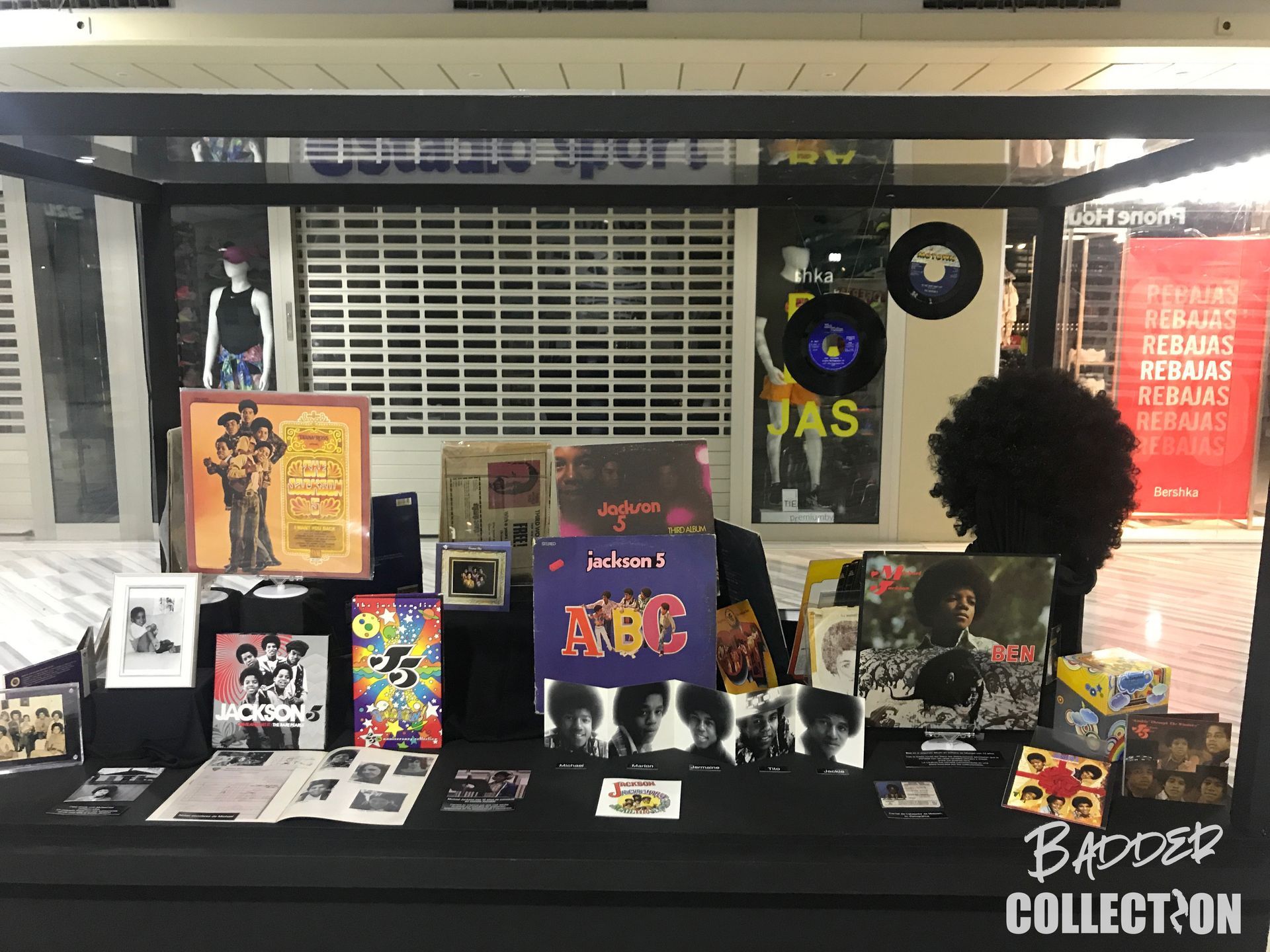 Una mesa con muchos libros y discos encima.