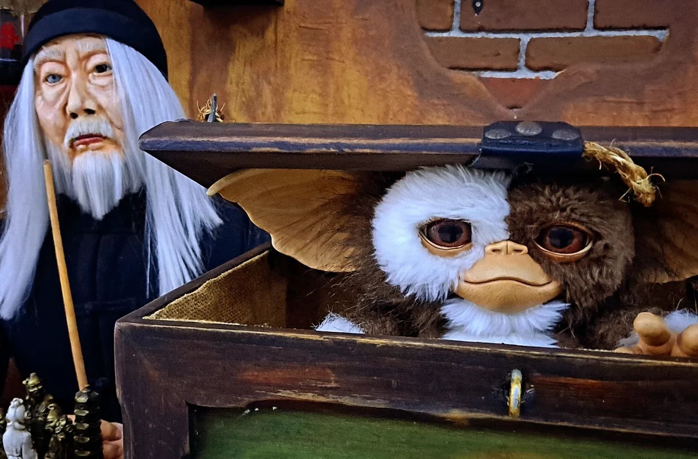 Una estatua de un mago y un gremlin en una caja.