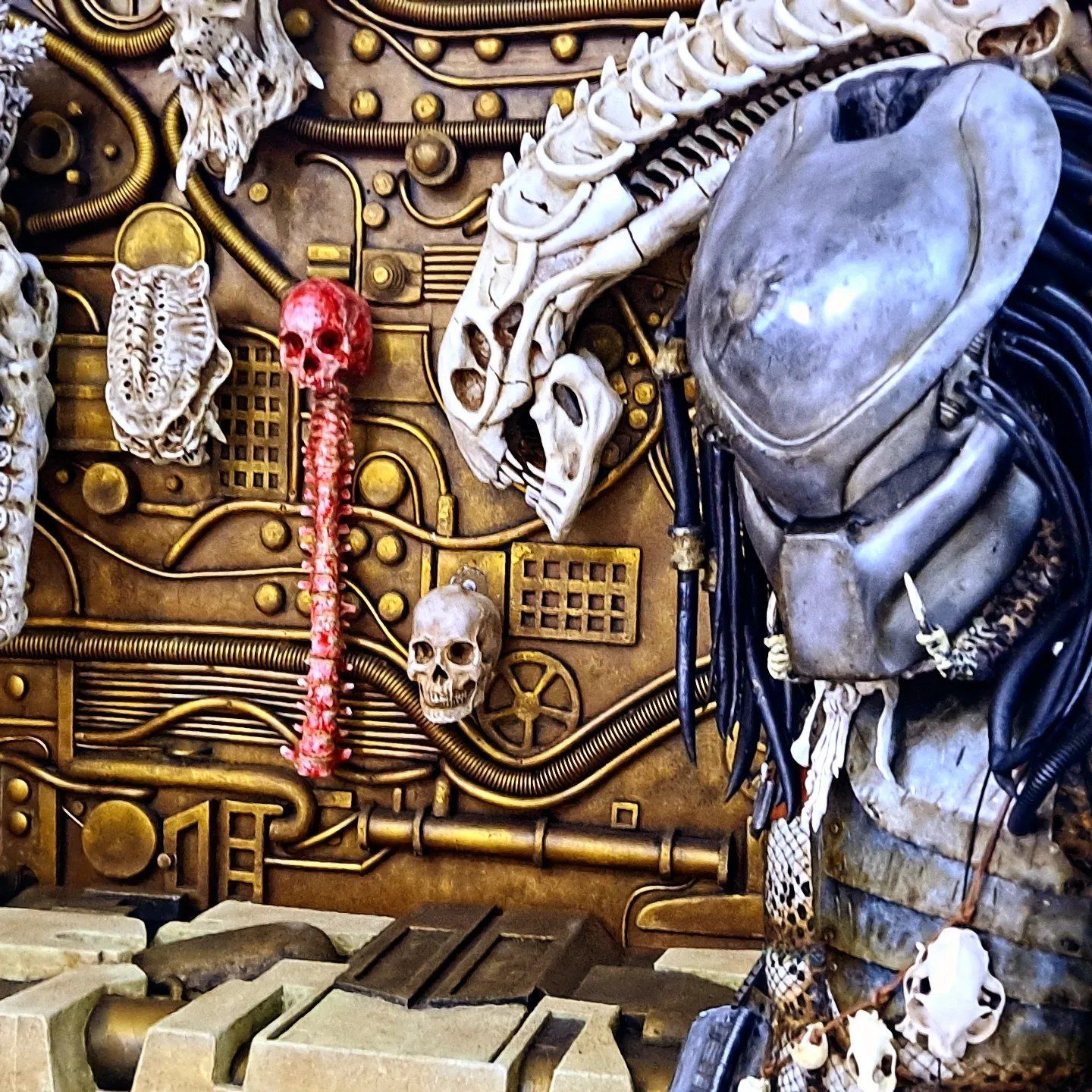 Una estatua de un depredador con calaveras y huesos.