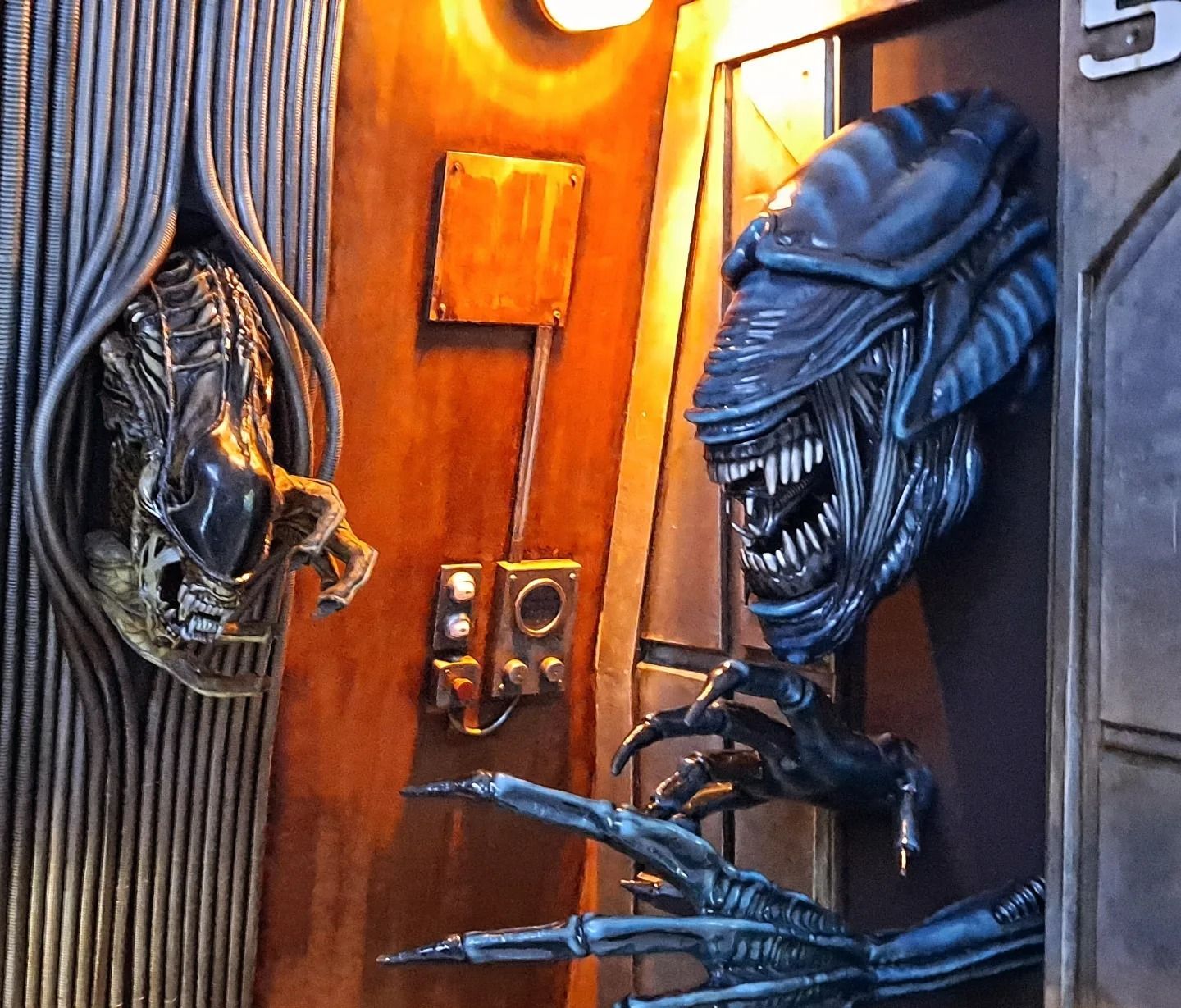 Una puerta con una estatua de un extraterrestre.