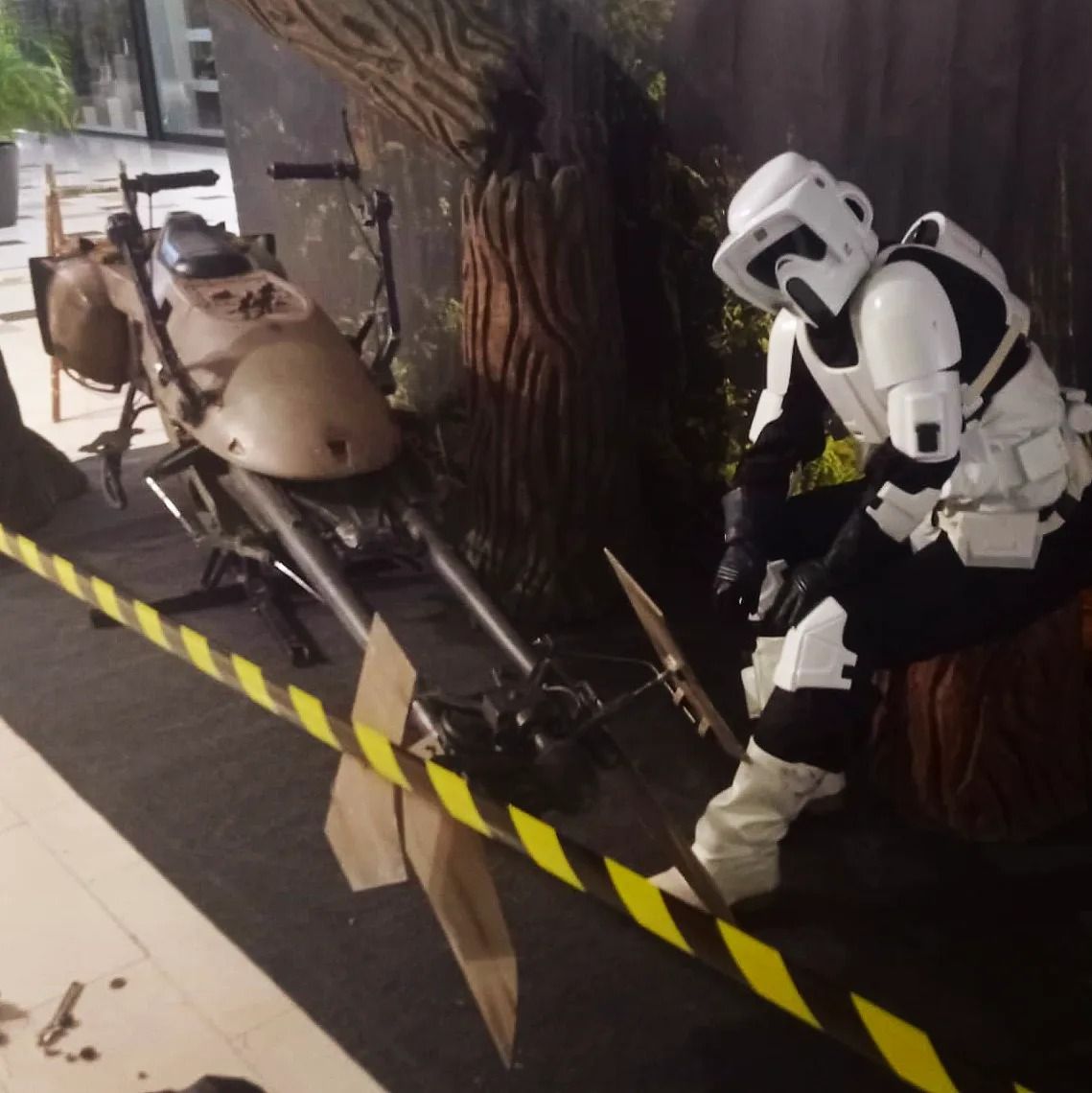 Un hombre disfrazado de soldado de asalto se sienta en una caja de cartón.