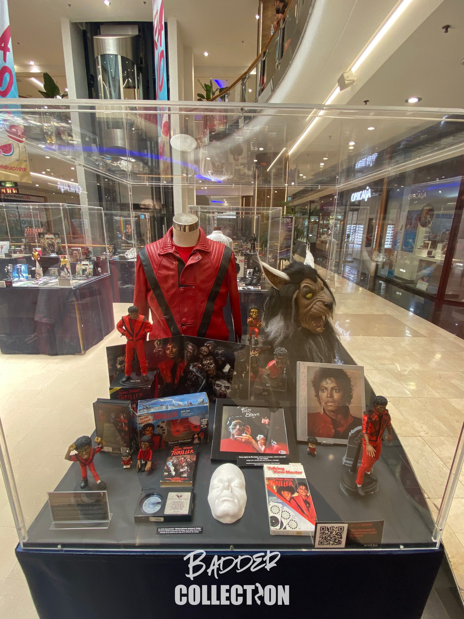 Una exhibición de recuerdos de Michael Jackson en un centro comercial.