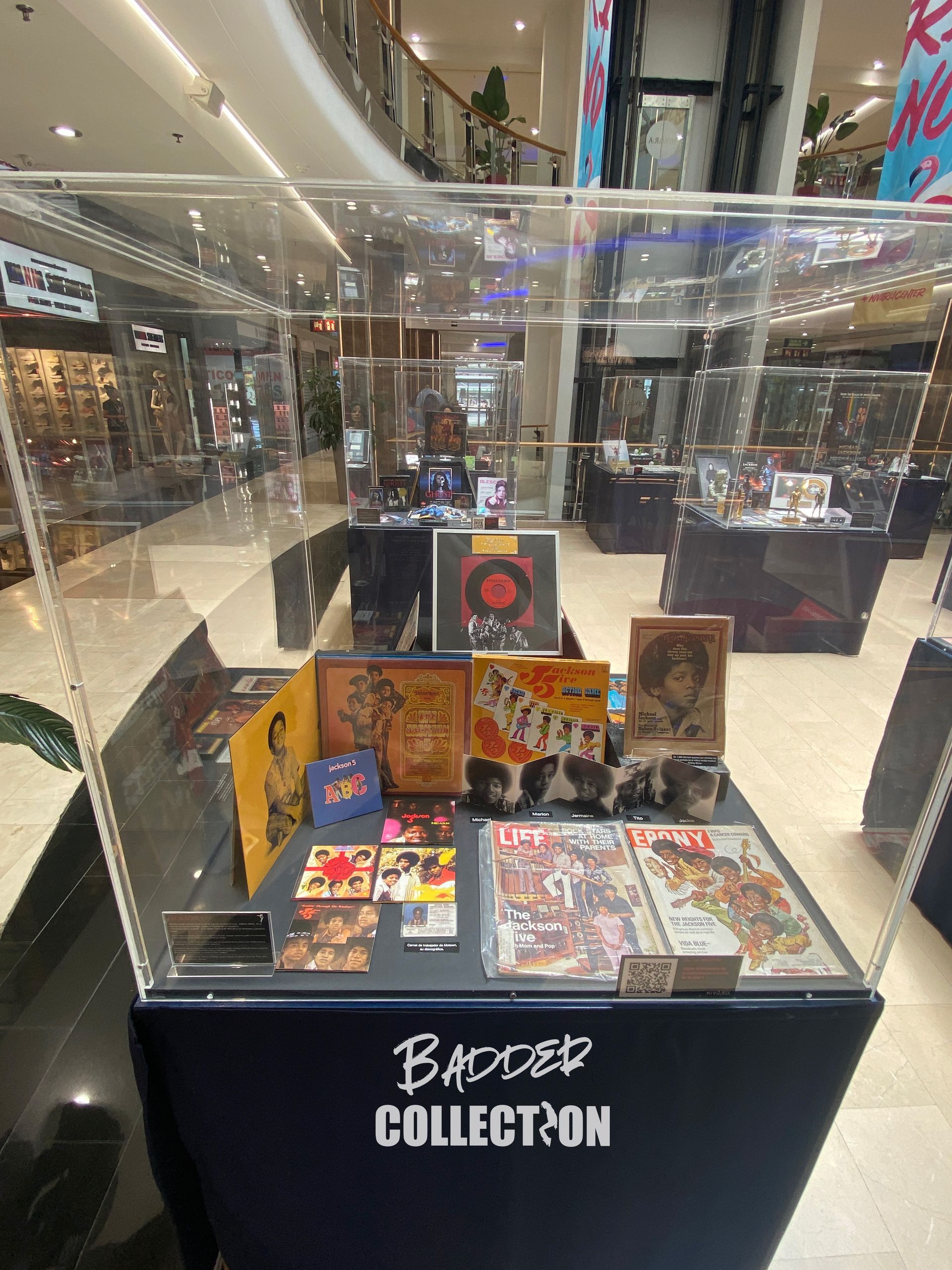 Una vitrina llena de libros y revistas en un centro comercial.