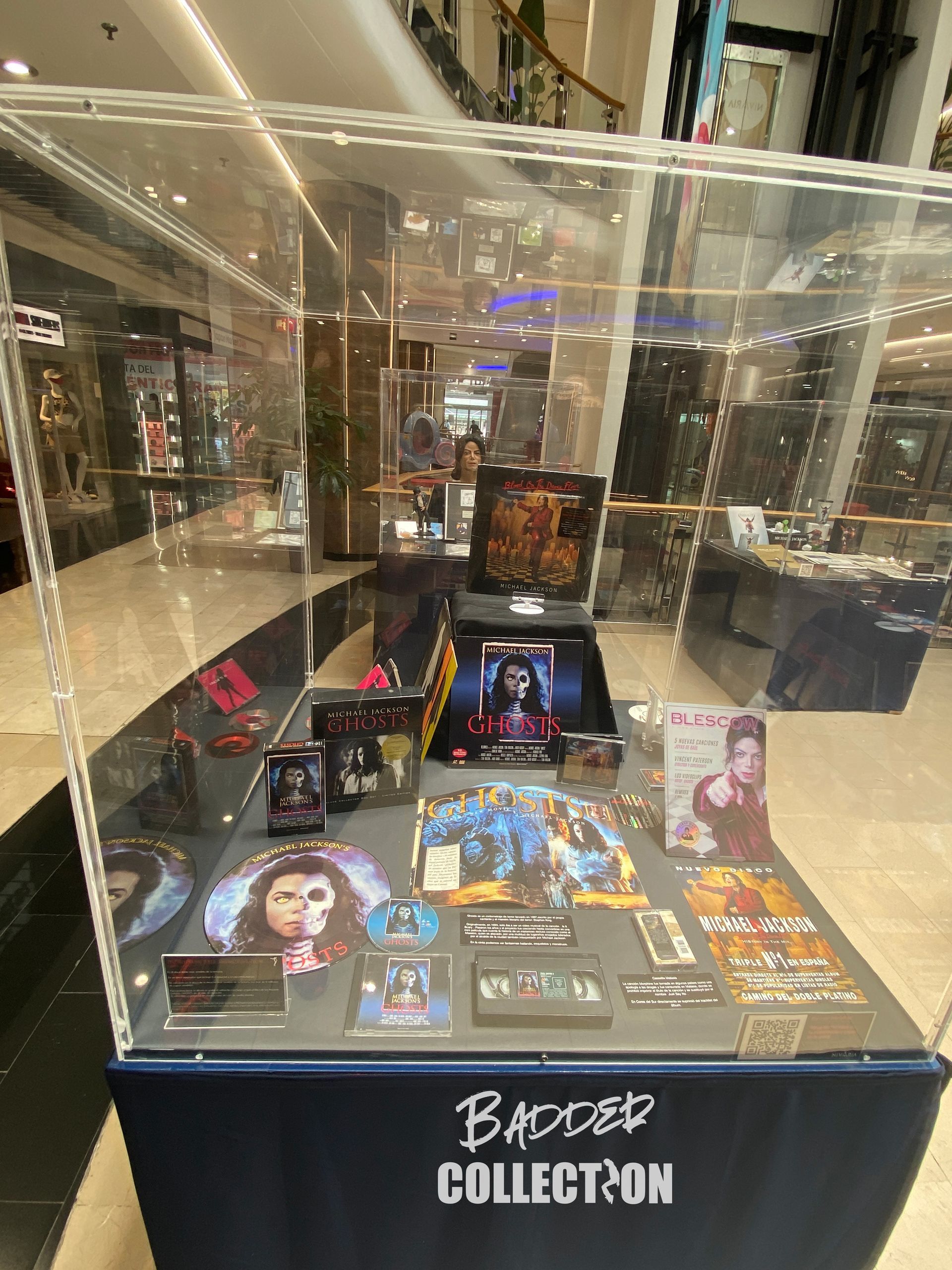 Una vitrina llena de una variedad de artículos en un centro comercial.