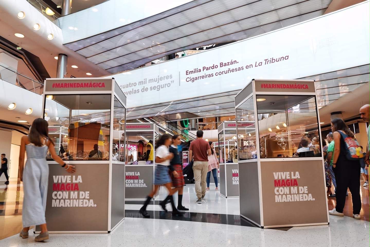 Un grupo de personas está caminando por un centro comercial.