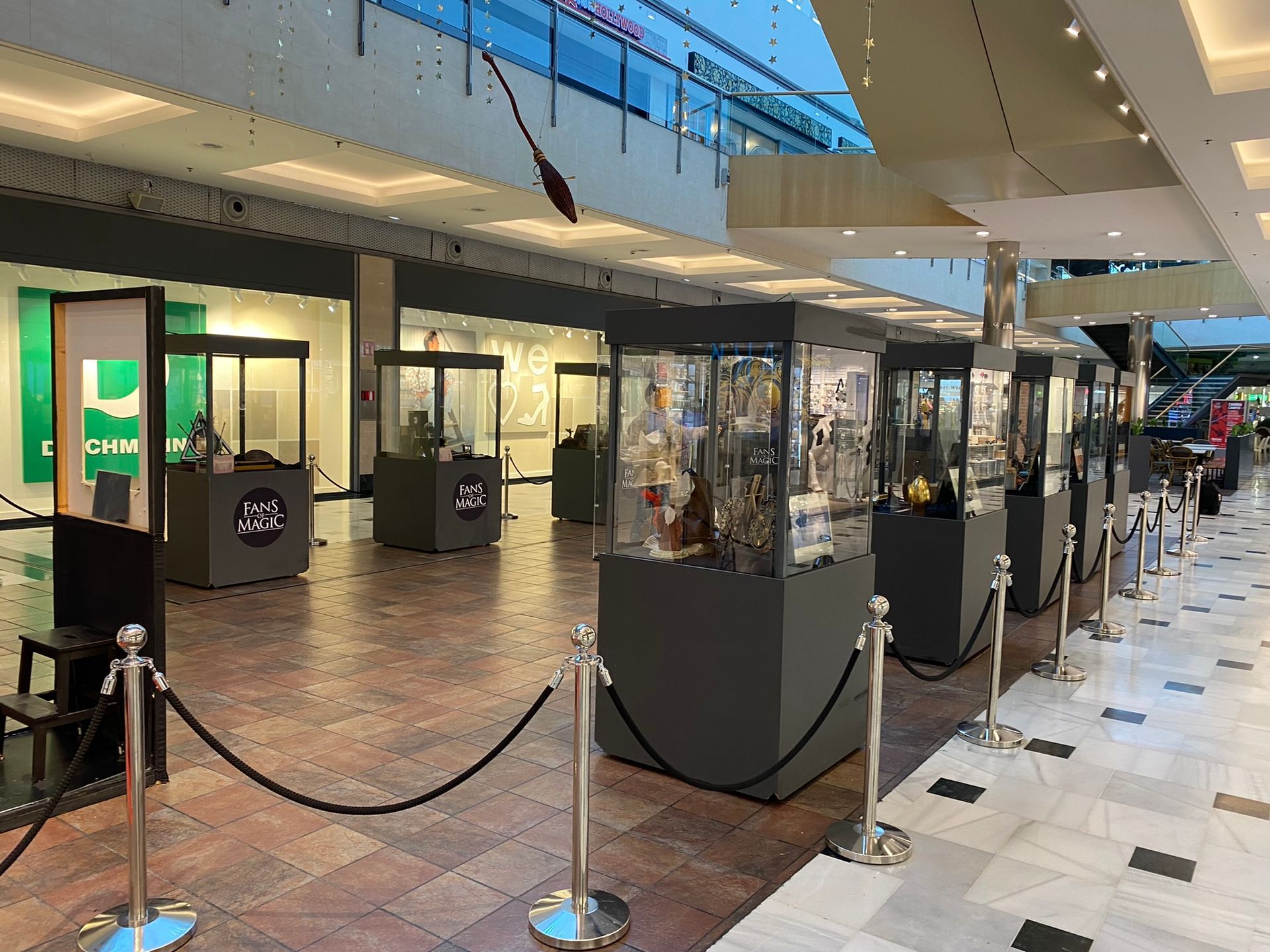 Un centro comercial con muchas vitrinas y barreras de cuerda.
