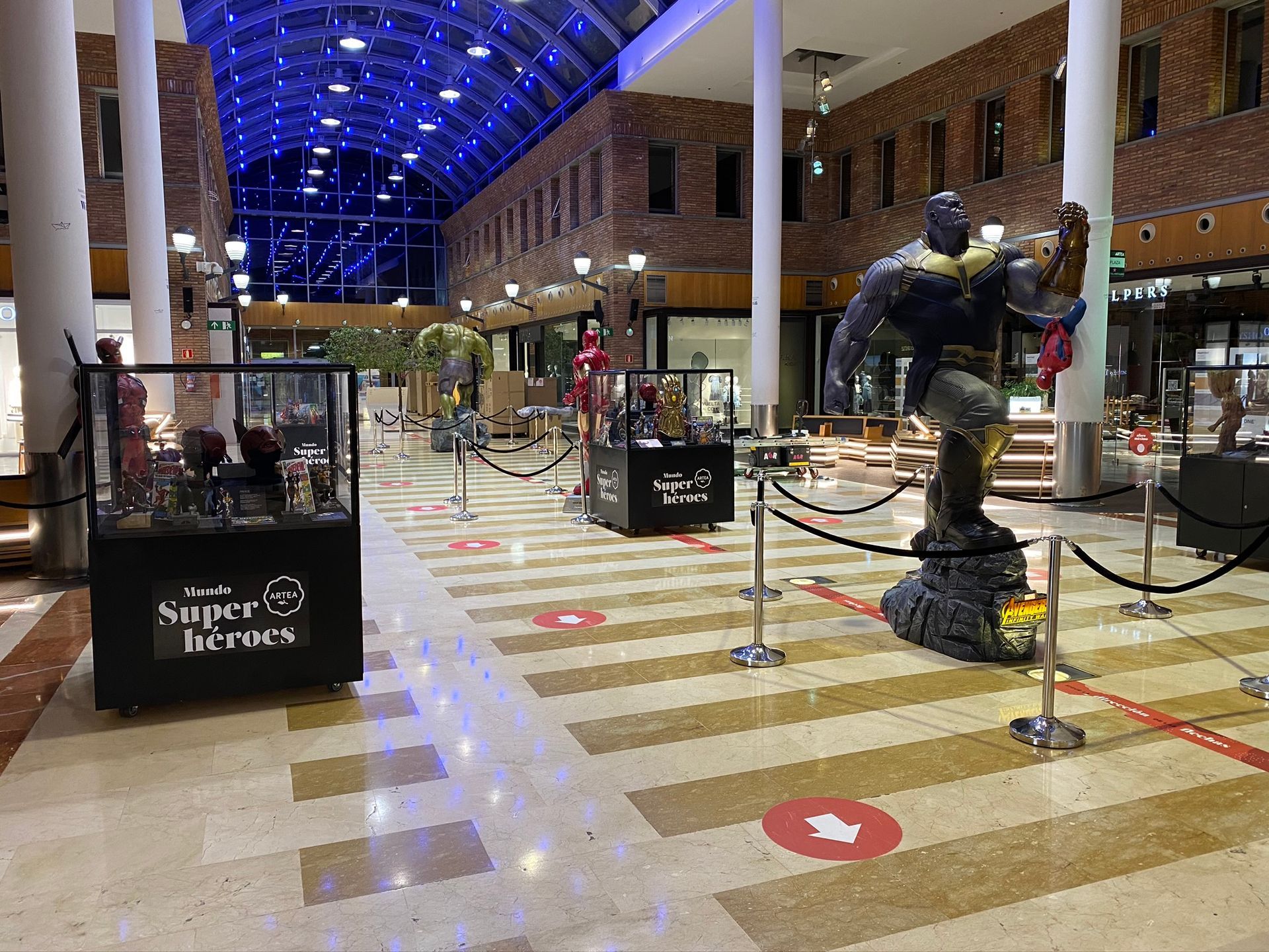 Hay una estatua de Thanos en el medio de un centro comercial.