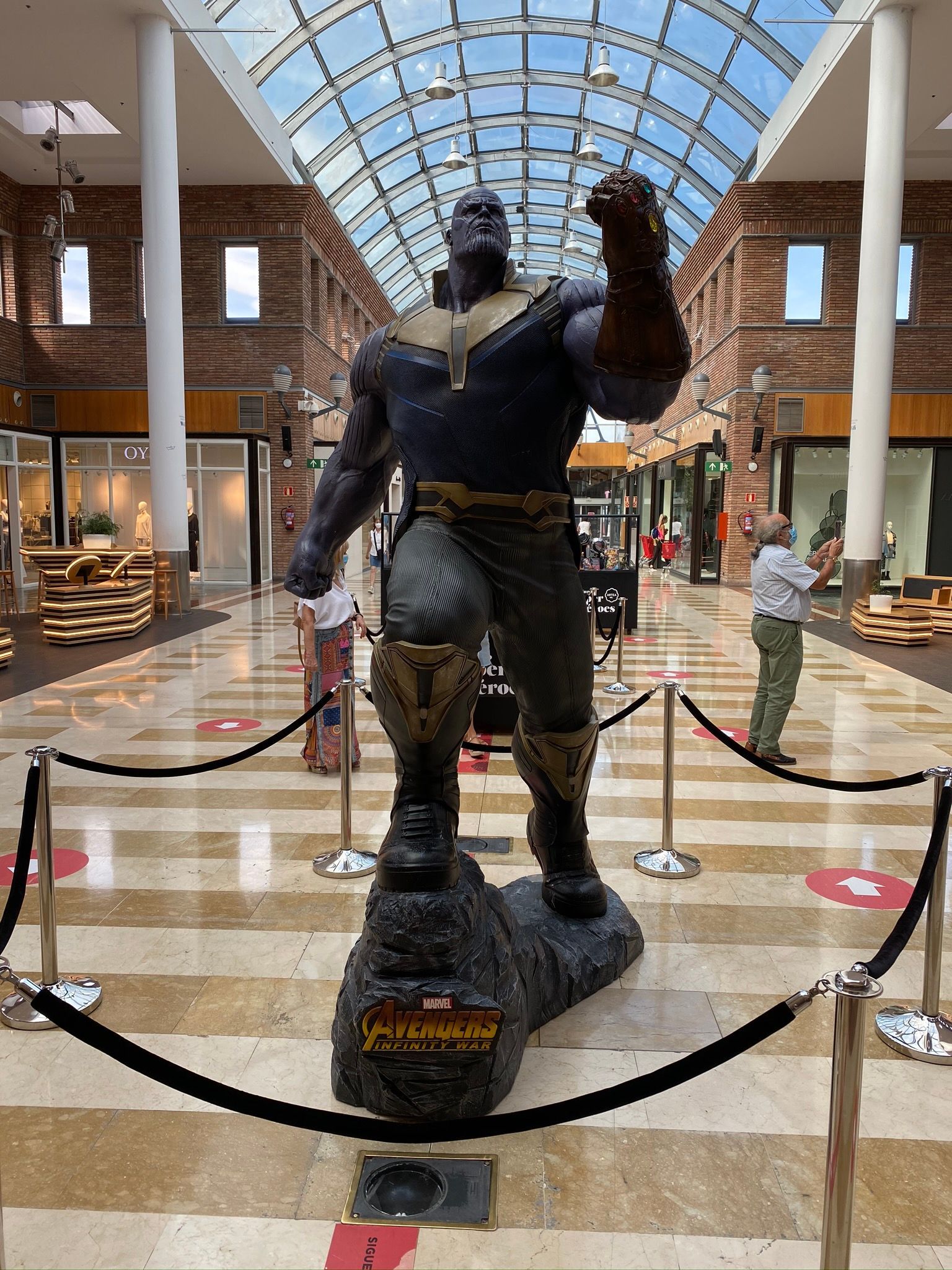 Una estatua de Thanos se exhibe en un centro comercial.