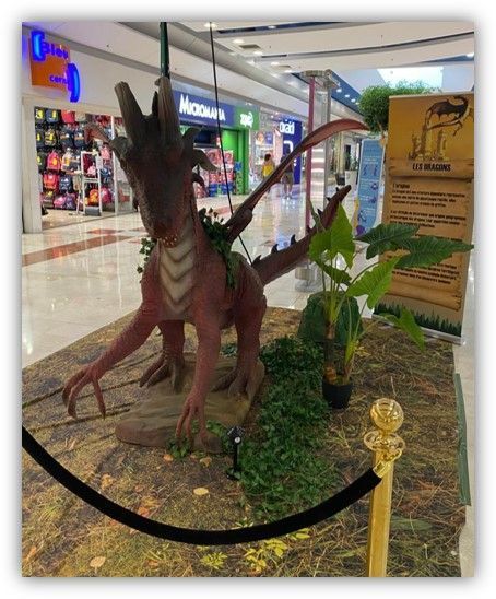 Una estatua de un dragón en un centro comercial