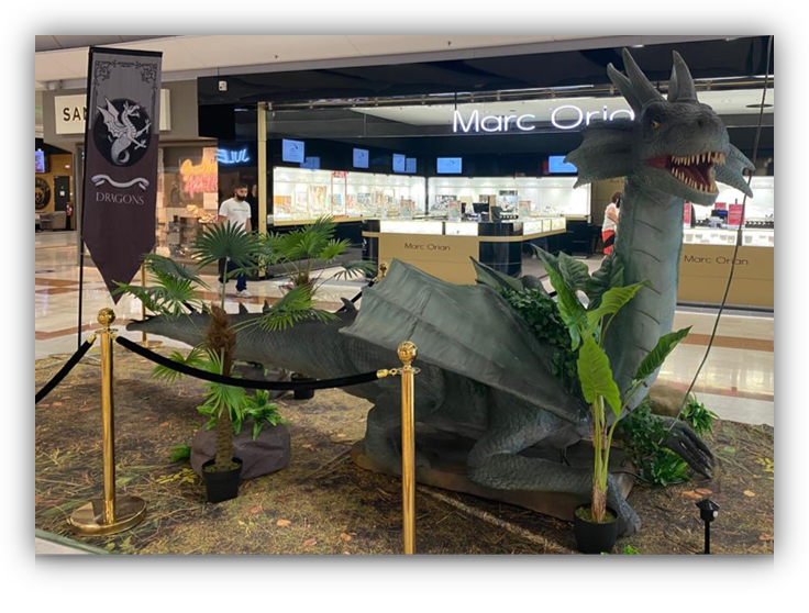 Una estatua de un dragón frente a una tienda Marc Orian