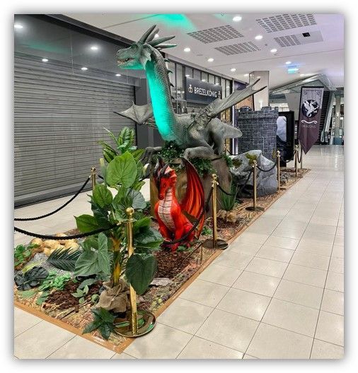 Una gran estatua de un dragón en un centro comercial.