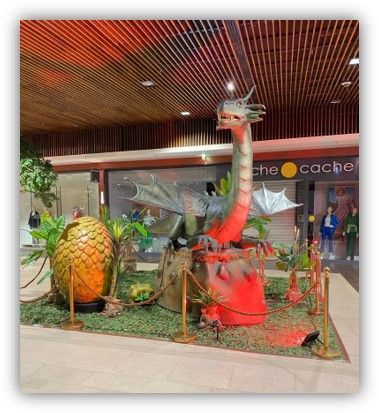 Una estatua de un dragón frente a una tienda que dice che cache