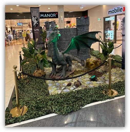 Una estatua de un dragón frente al cartel de una mansión.