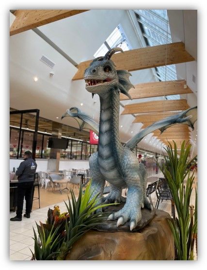 Una estatua de un dragón en un centro comercial