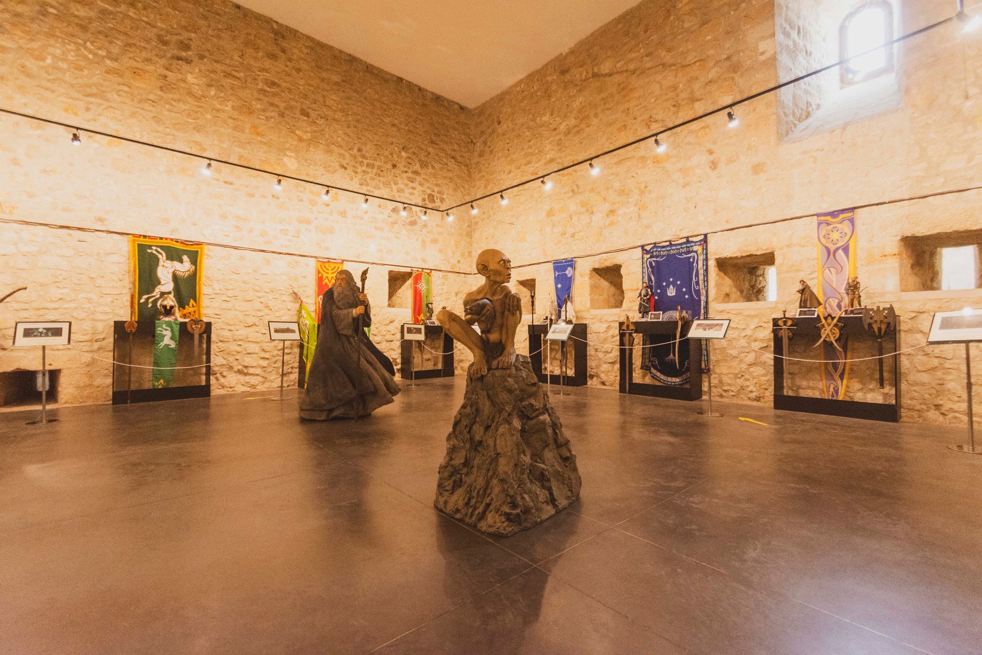 Una habitación grande con una estatua en el medio.