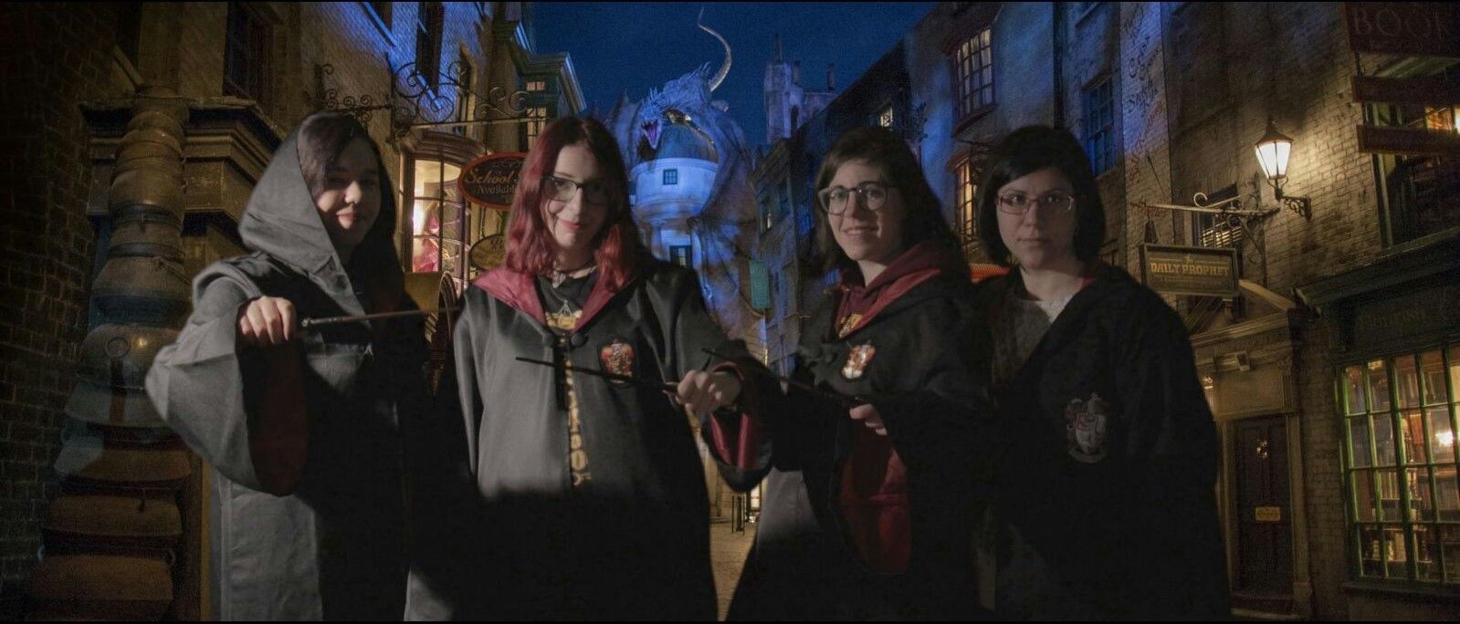 Un grupo de personas vestidas como Harry Potter están paradas una al lado de la otra en una calle.