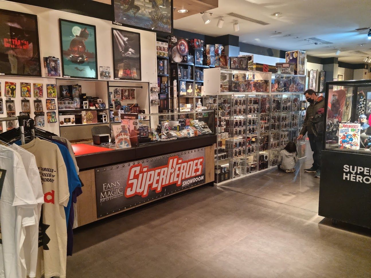 Una tienda llena de muchas camisas y juguetes.