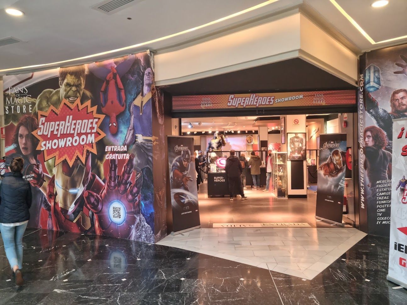 Una tienda con una pancarta que dice