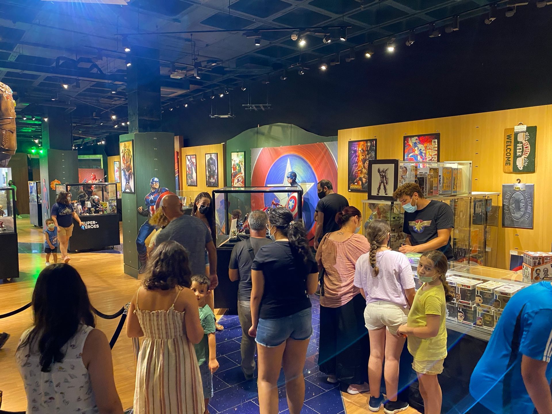 Un grupo de personas se encuentra en un museo mirando una exhibición.