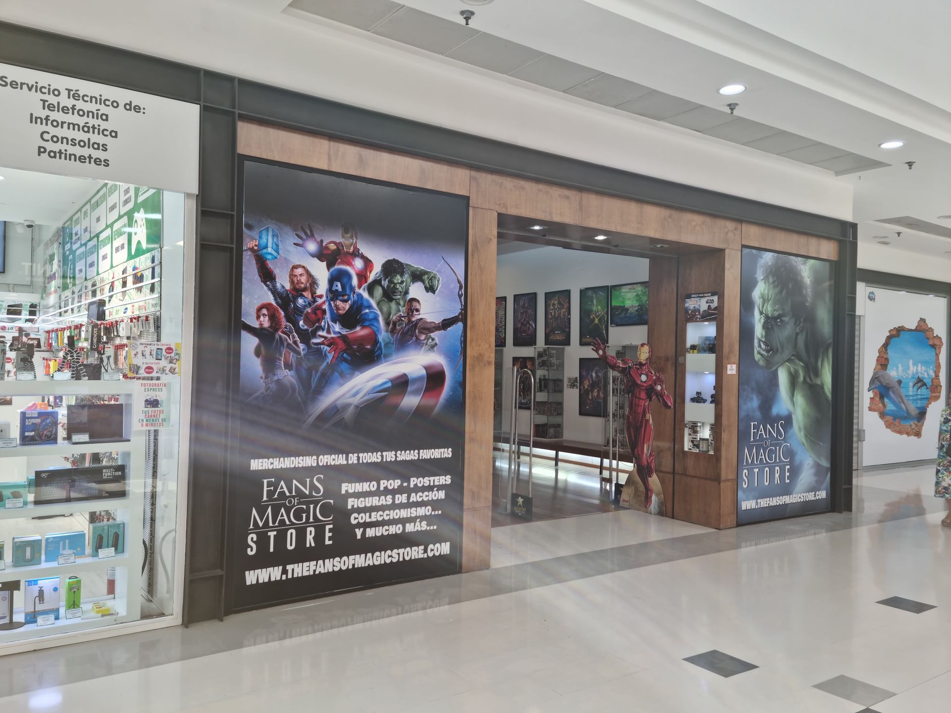 Una tienda llamada Fans Magic Store está ubicada en un centro comercial.