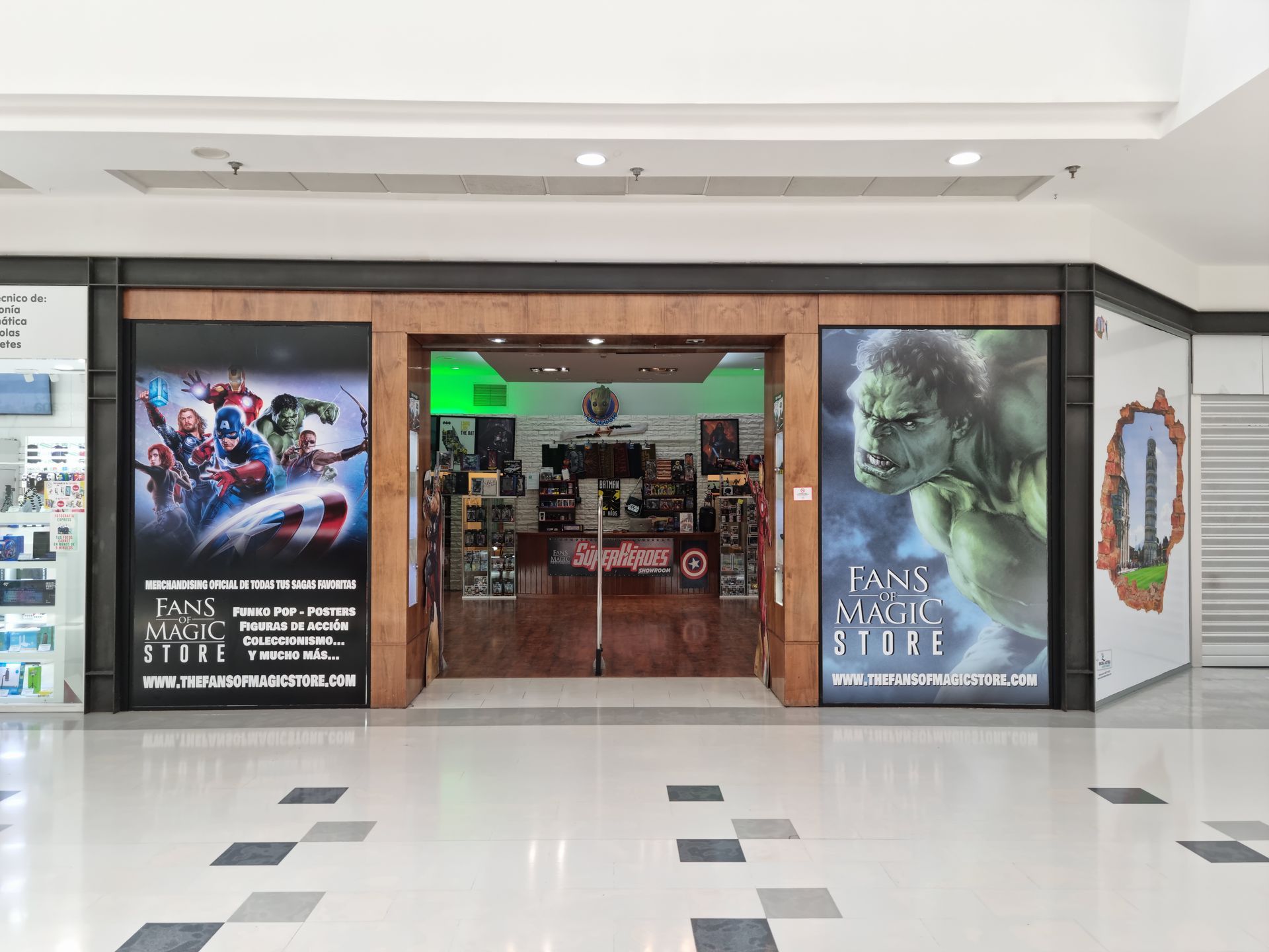 Una tienda con un póster de Hulk en el frente.