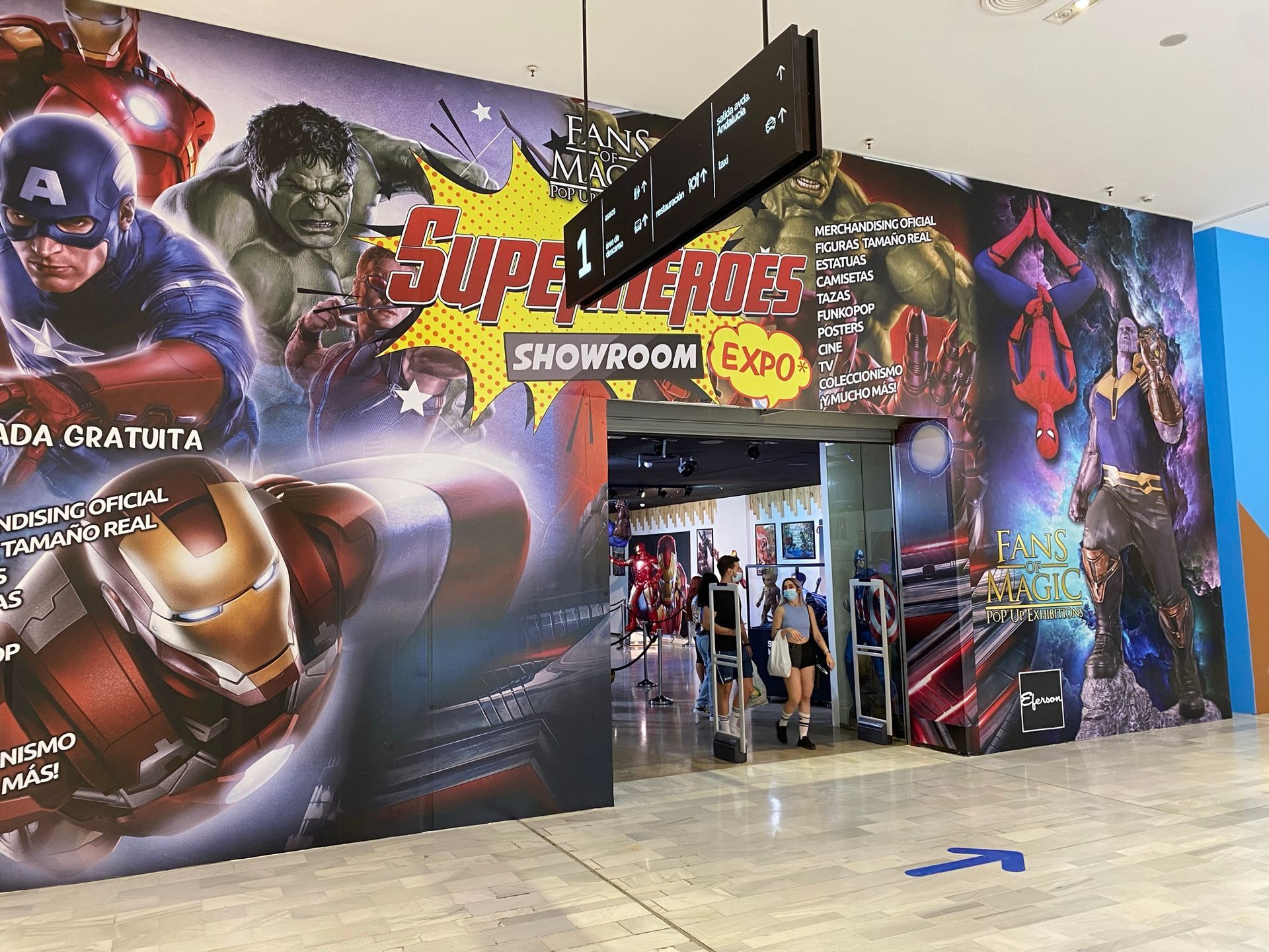 Un gran mural del Capitán América, Iron Man y Hulk está en el costado de un edificio.