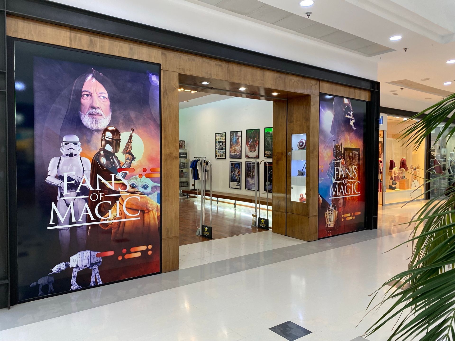 Una tienda en un centro comercial con muchos carteles en las paredes.