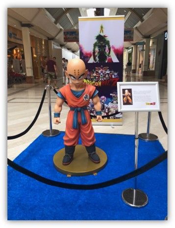 Una estatua de un niño de Dragon Ball Z en exhibición en un centro comercial.