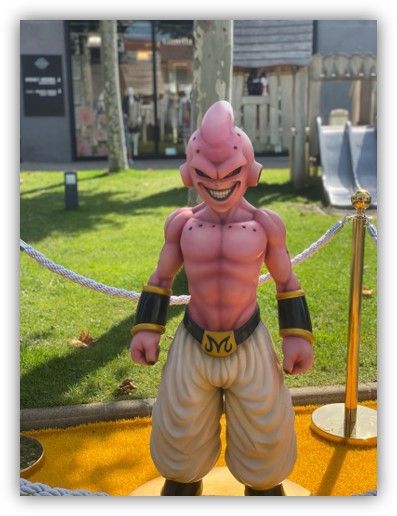 Una estatua de un personaje de dragon ball z